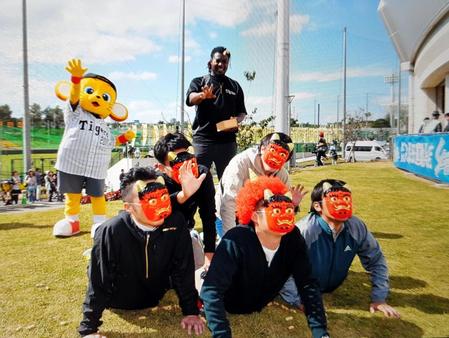 青空の下、豆まきするメンデス（奥）