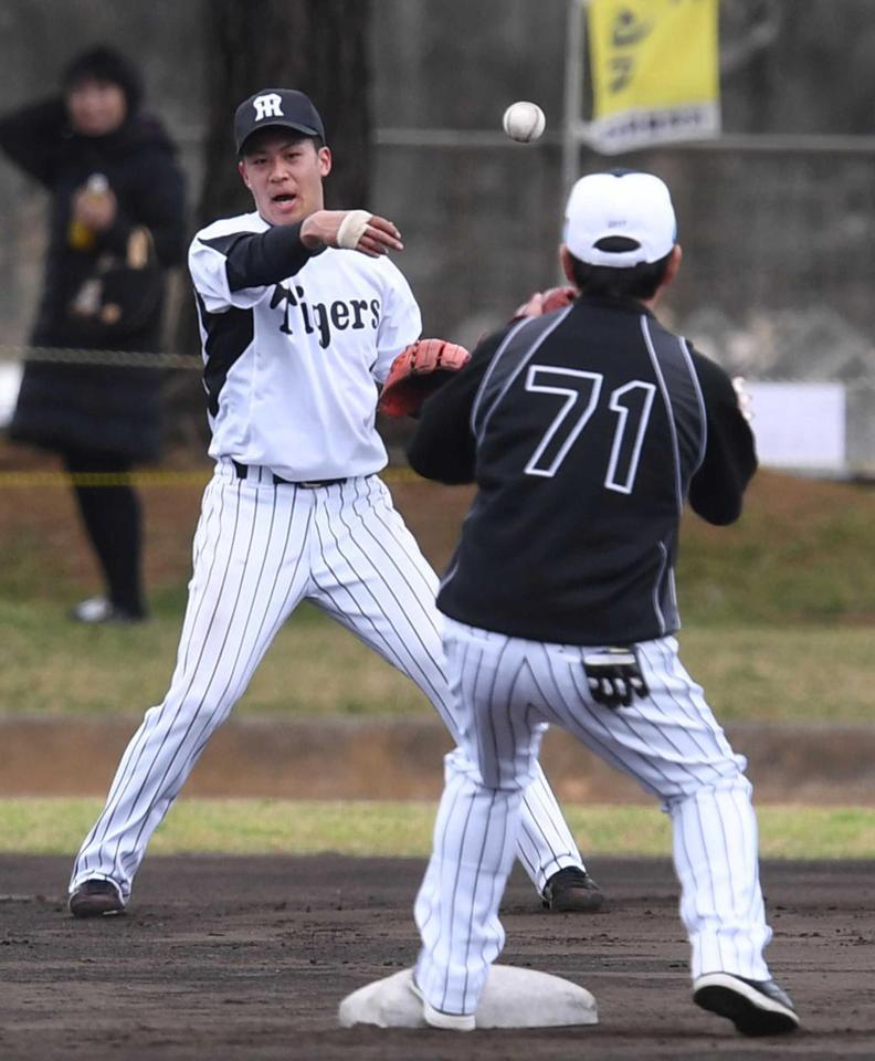 　特守で汗を流す植田（左）