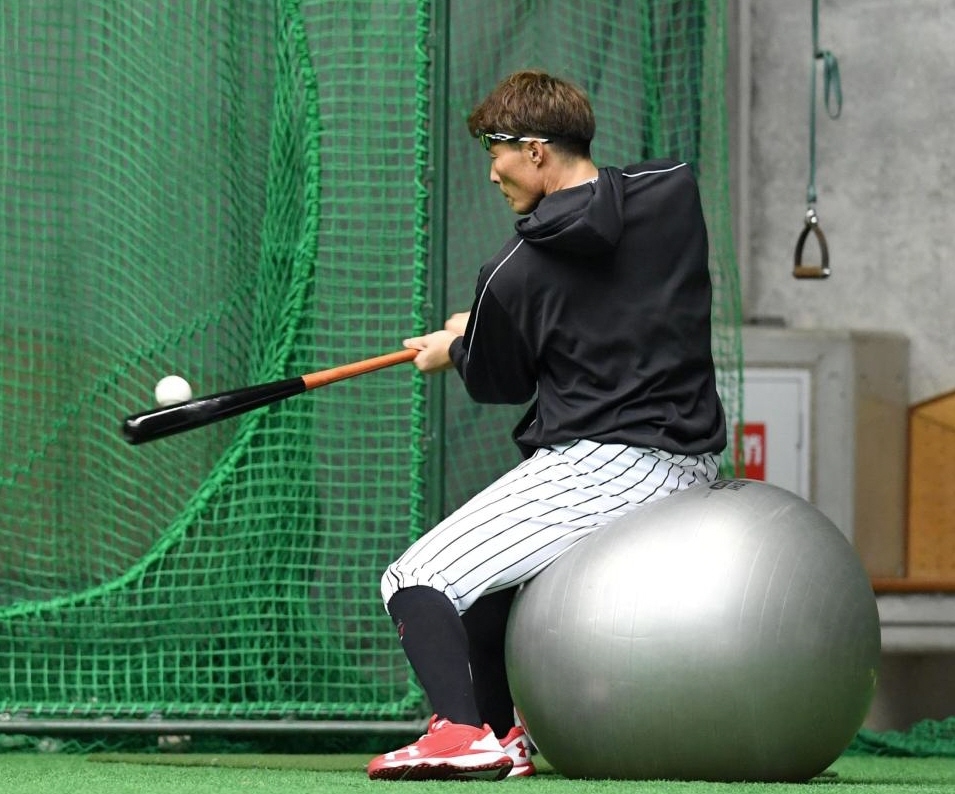 バランスボールに座り打撃練習する阪神・糸井嘉男＝宜野座（撮影・飯室逸平）