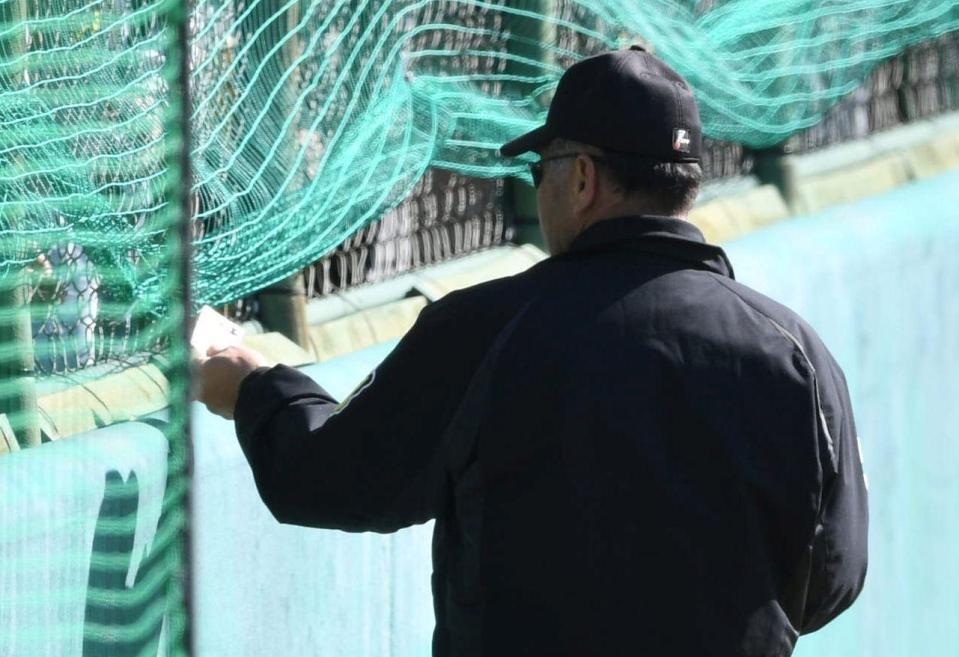 ファンにカードを渡す阪神・掛布雅之２軍監督＝安芸（撮影・田中太一）
