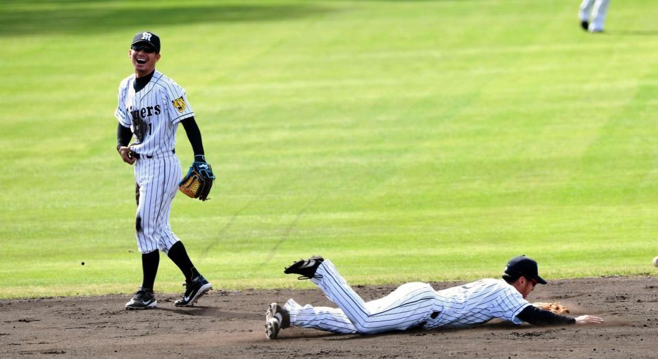 板山のダイブに笑顔の鳥谷＝宜野座（撮影・金田祐二）