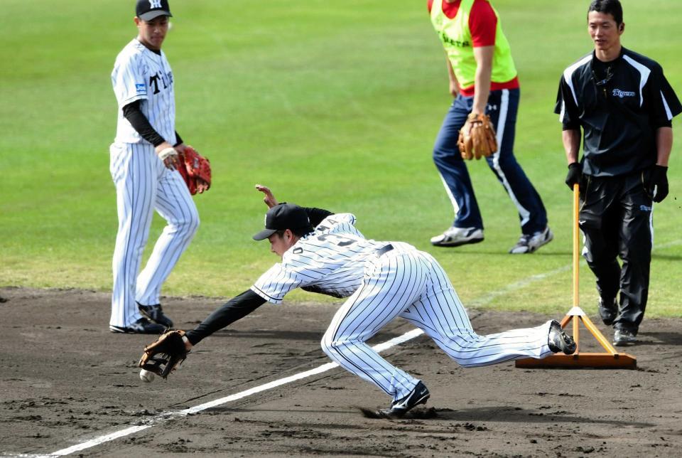 　ノックでボールに飛びつく大山（撮影・金田祐二）
