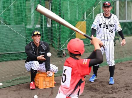 野球教室で少年と笑顔で交流する阪神・糸井嘉男（左）と阪神・今成亮太＝宜野座（撮影・飯室逸平）