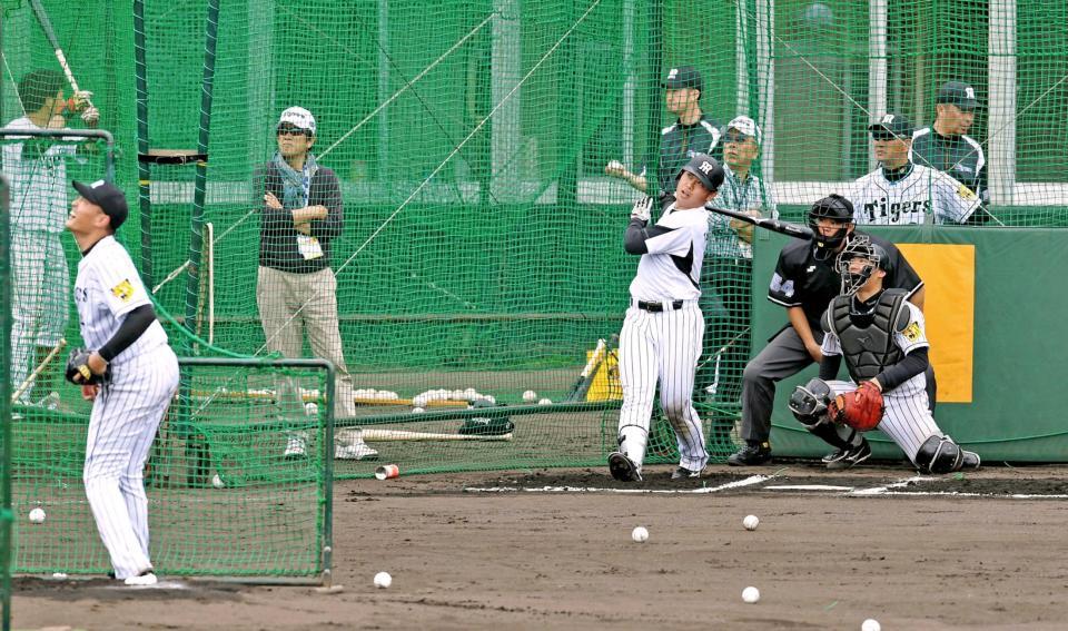 　秋山（左）から右翼スタンドに放り込む高山（撮影・金田祐二）