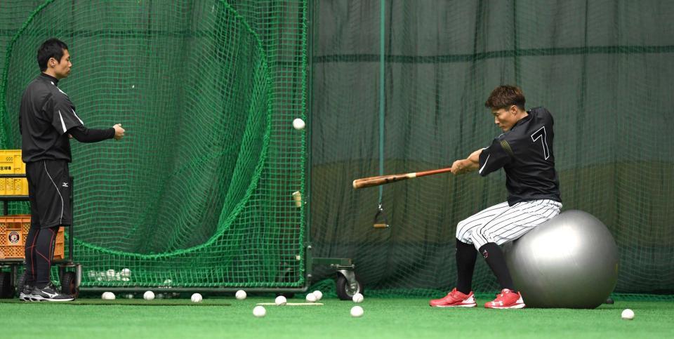 　本屋敷トレーナー（左）とともに打撃練習する糸井