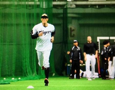 軽めに走る糸井＝宜野座