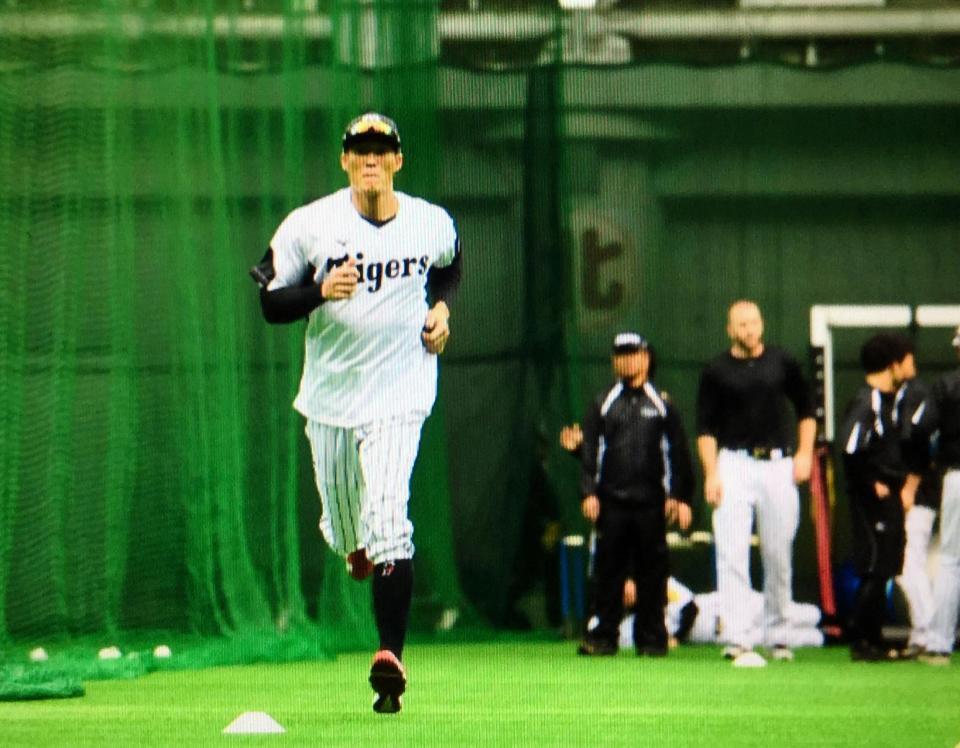 軽めに走る糸井＝宜野座