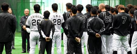 練習前、ナインに訓示する坂井オーナー（左）＝宜野座