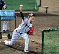 打撃投手を務める小野＝宜野座