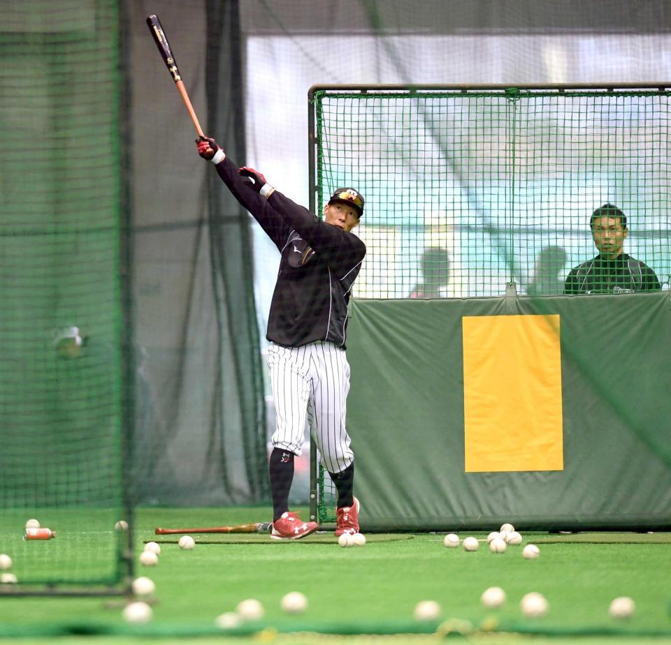 　故障後初めて本格的なマシン打撃を行う糸井（撮影・飯室逸平）