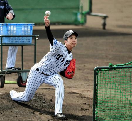 　打撃投手を務める小野（撮影・北村雅宏）