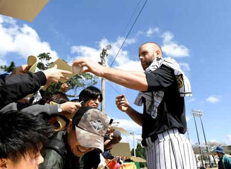 　ファンにサインをするキャンベル（撮影・田中太一）