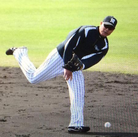 内野ノックを受け送球する福留