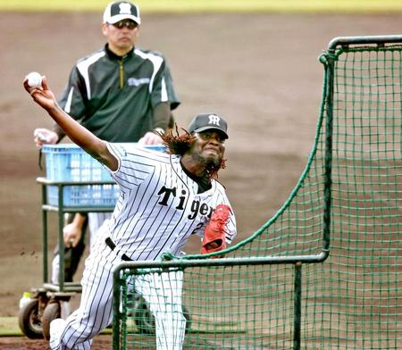 打撃投手を務め、変化球を投げ込むメンデス（撮影・田中太一）