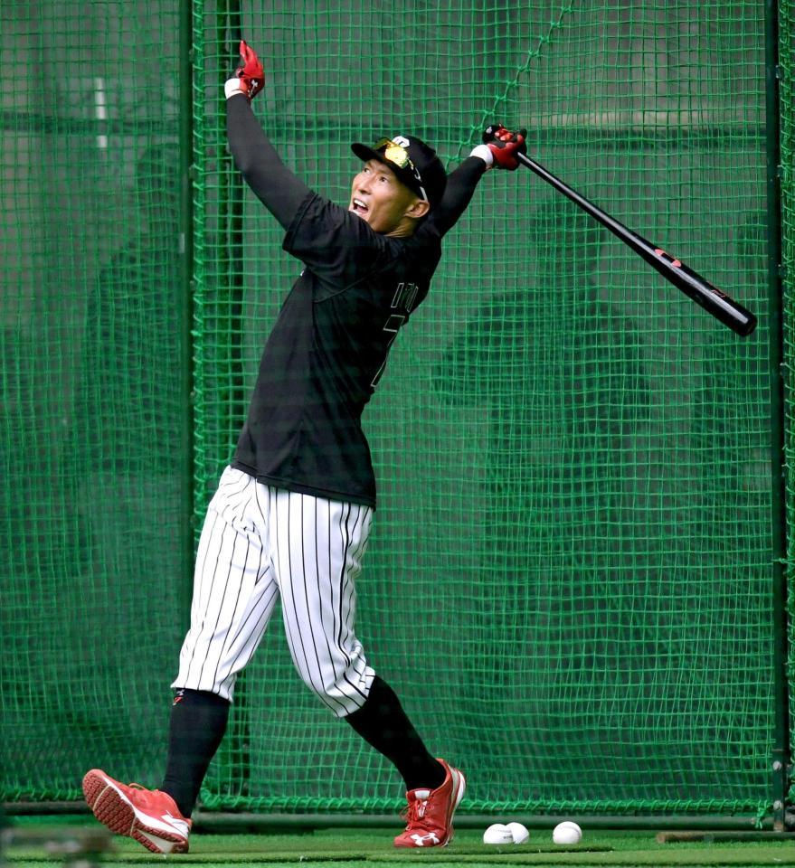 　フリー打撃で快音を響かせ、雄叫びをあげる糸井（撮影・飯室逸平）