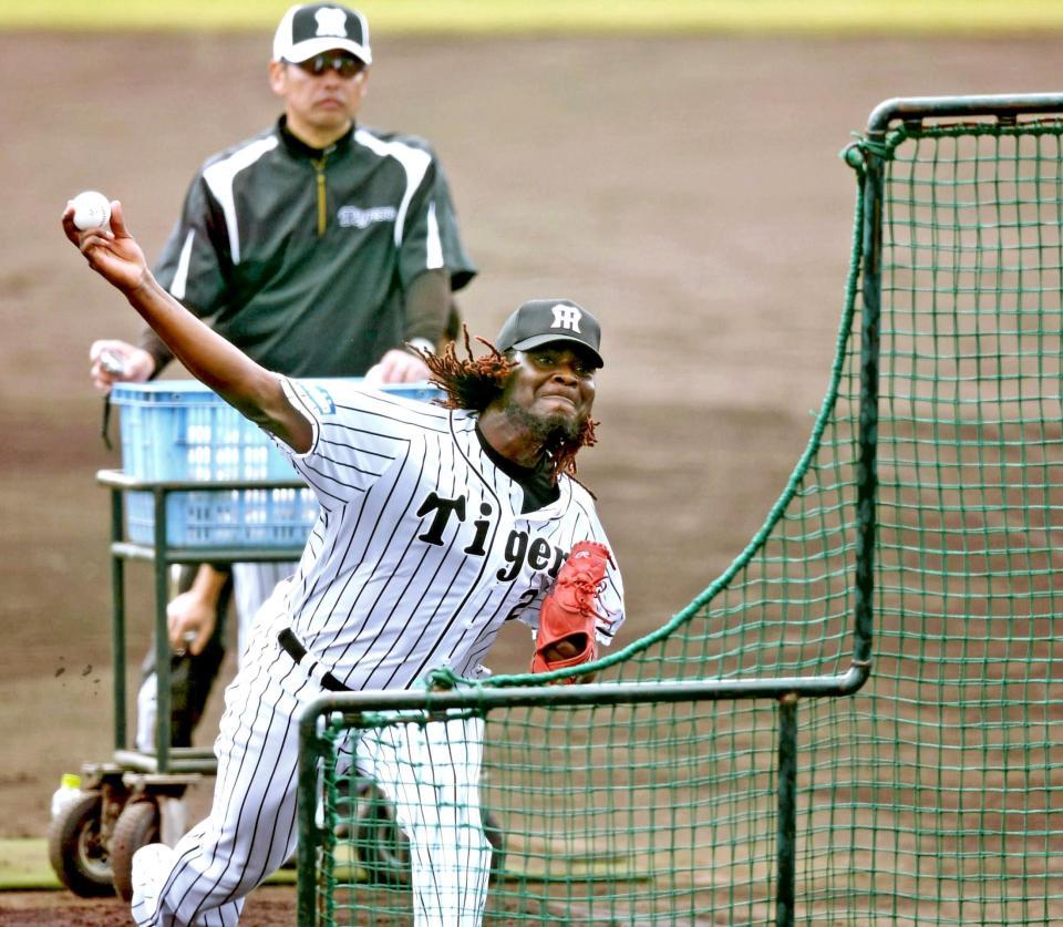 打撃投手を務め、変化球を投げ込むメンデス（撮影・田中太一）