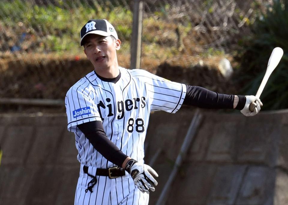 ノックする阪神・矢野燿大コーチ＝宜野座（撮影・飯室逸平）