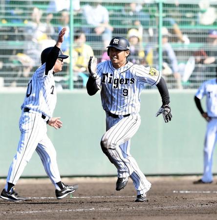 ６回、原口の中前打で二塁から快足をとばす高山（撮影・園田高夫）