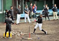 今キャンプ初となる屋外でティー打撃する糸井（撮影・園田高夫）