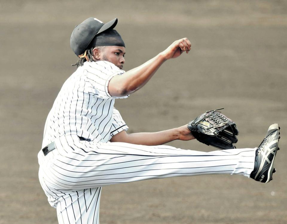 　フリー打撃でテスト登板したドリス。帽子を飛ばして力投する（撮影・園田高夫）