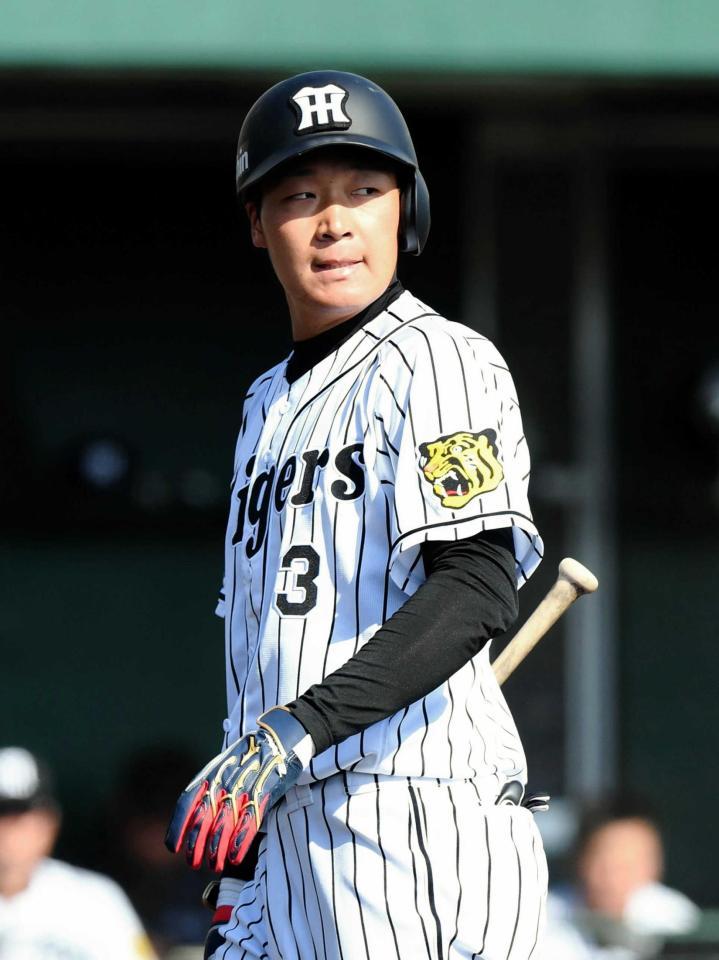 　８回、空振り三振に倒れ、唇をかむ大山