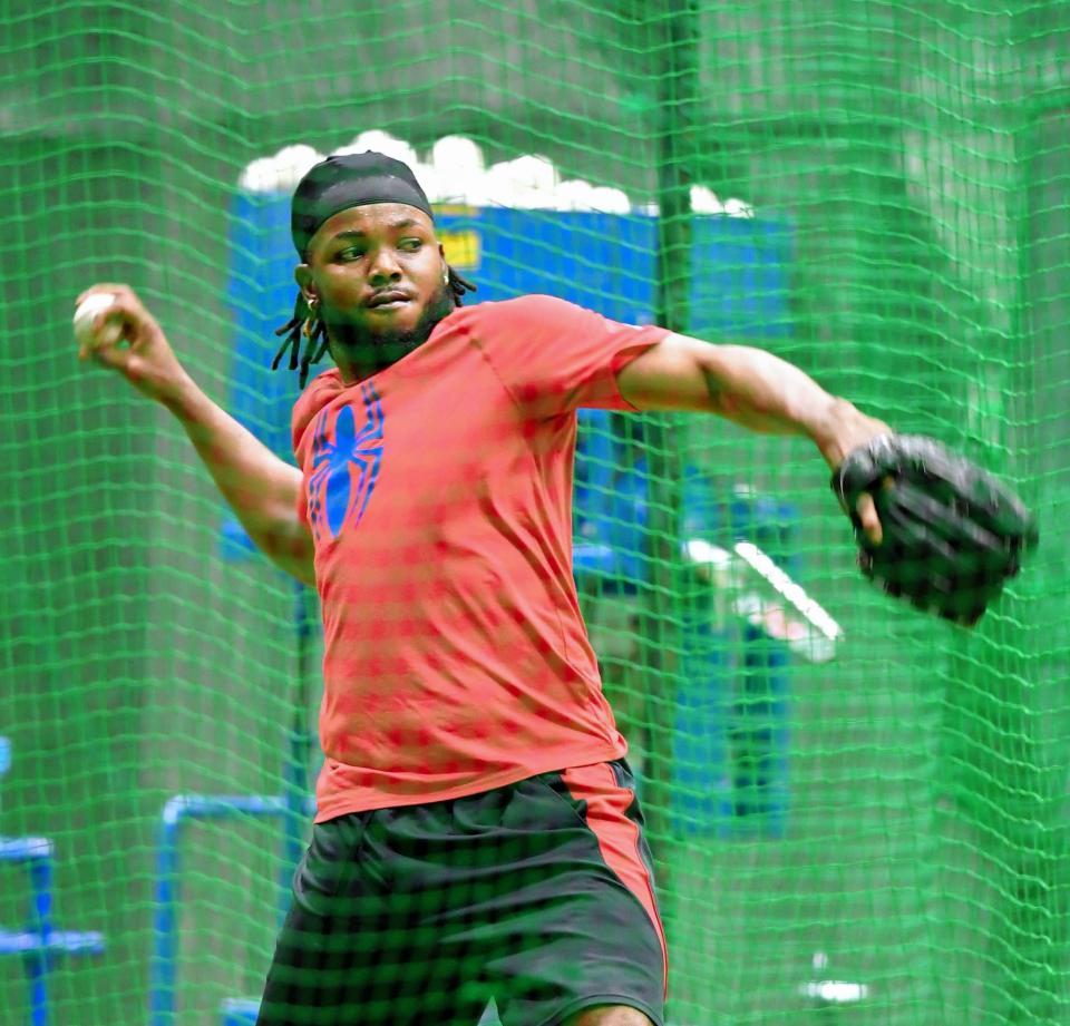 キャッチボールするラファエル・ドリス＝残波（撮影・北村雅宏）