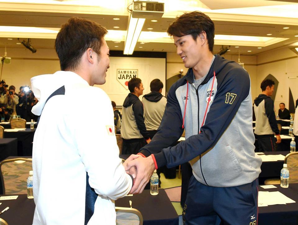 　鈴木（左）と握手する藤浪（撮影・棚橋慶太）