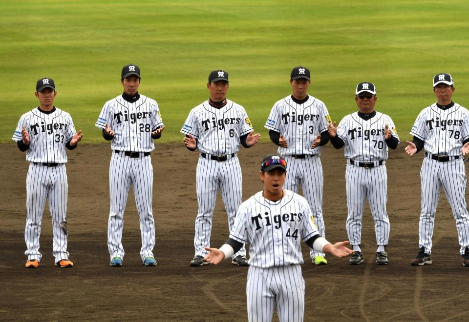 一本締めでキャンプを打ち上げる阪神・金本知憲監督（中央）ら阪神ナイン＝宜野座（撮影・飯室逸平）