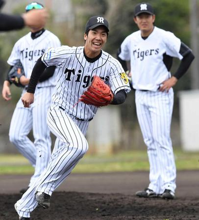 　投内連係でダッシュする小野（手前）＝撮影・田中太一