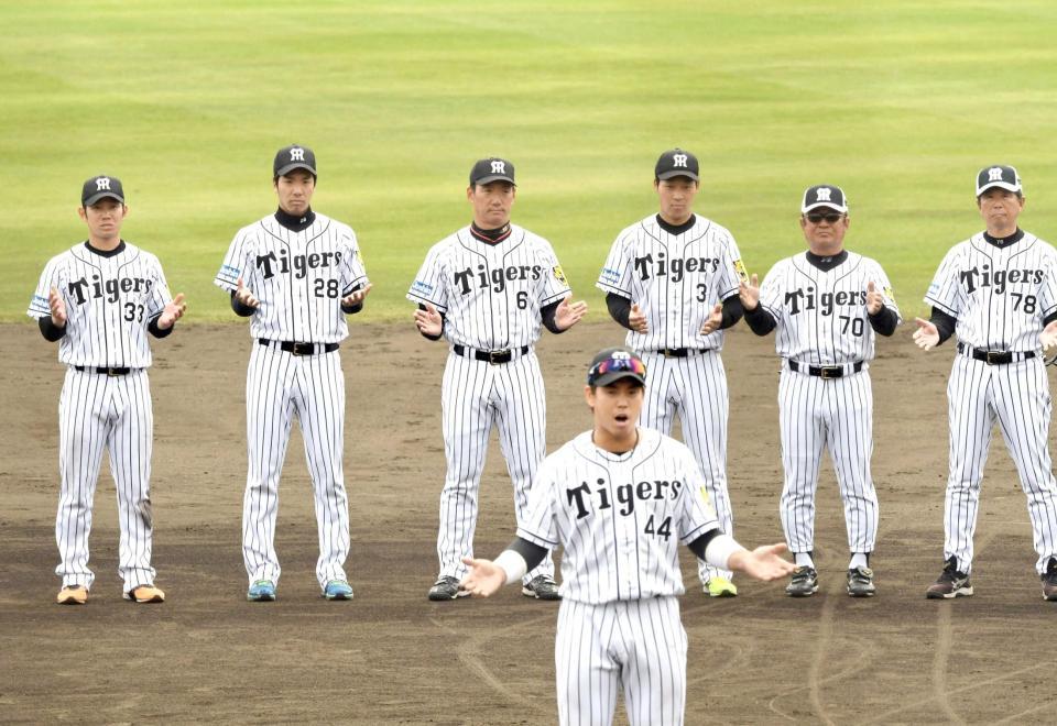 　一本締めでキャンプを打ち上げる金本監督（中央）ら阪神ナイン（撮影・飯室逸平）