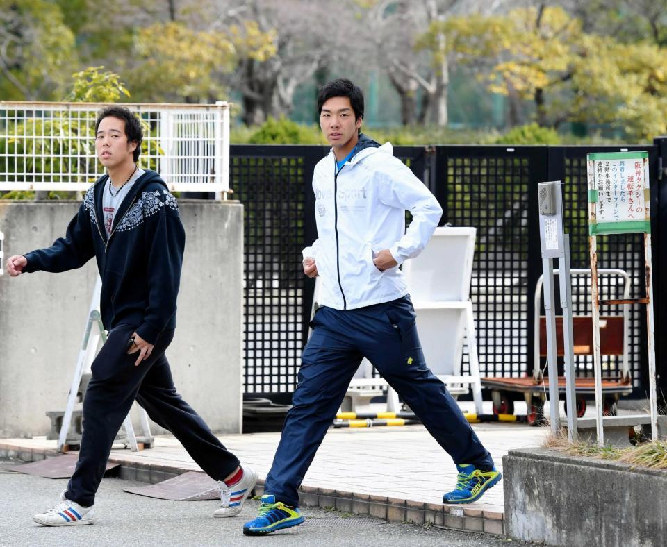 　青柳（左）と外出する小野