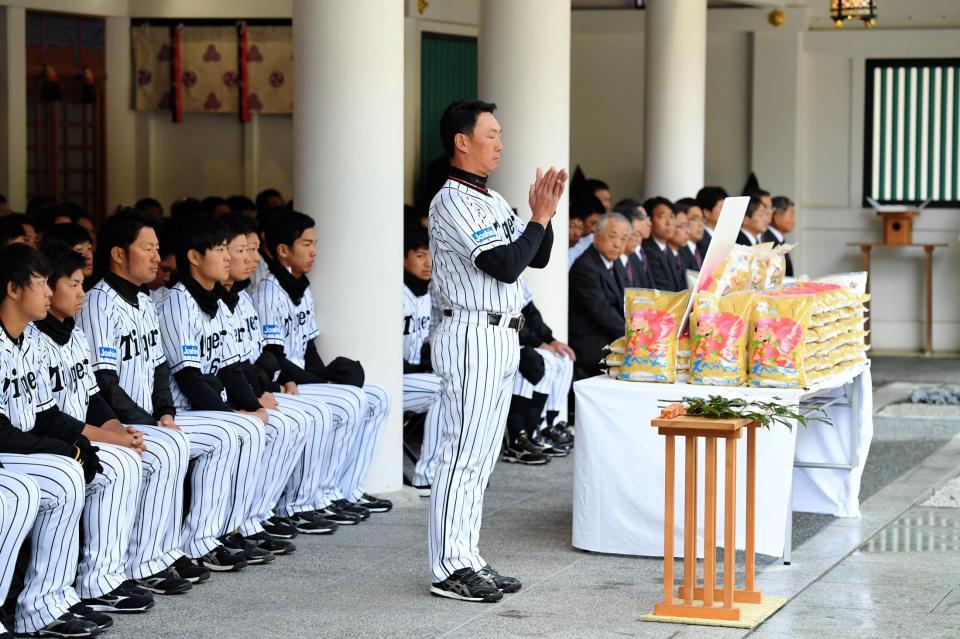 柏手を打つ阪神・金本知憲監督（中央）＝西宮神社（撮影・高部洋祐）