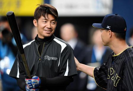 　試合前、アストロズ・青木（右）と言葉を交わす阪神・鳥谷