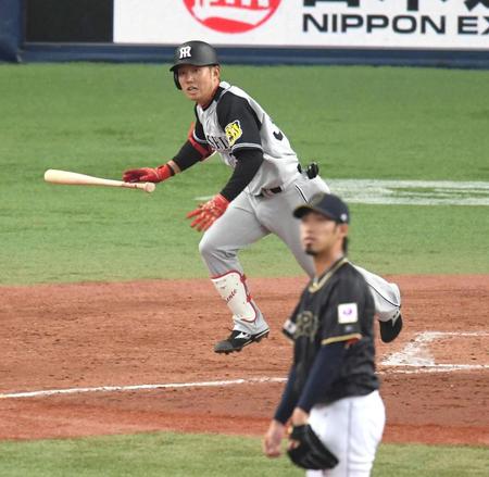 　８回、適時打二塁打を放つ阪神・糸原