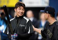 　試合前、アストロズ・青木（右）と言葉を交わす阪神・鳥谷