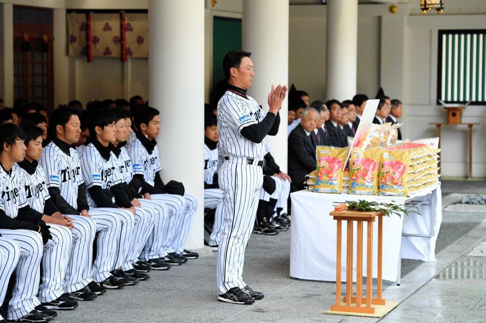 　必勝を祈願する金本監督（中央）＝撮影・高部洋祐