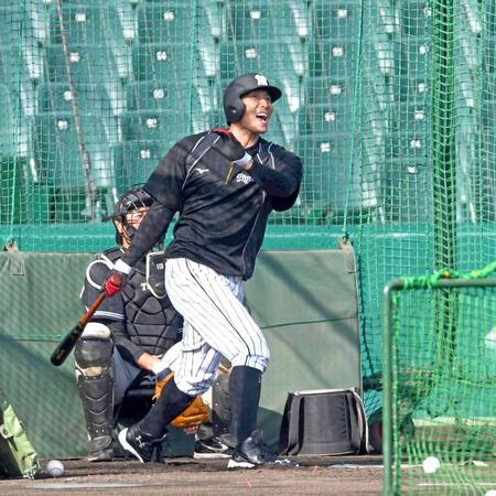 　バックスクリーンへ柵越えを放ち、雄叫びをあげる糸井（撮影・飯室逸平）