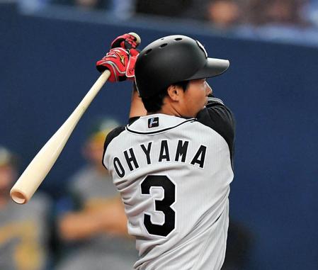 ２回、先制となる適時二塁打を放つ阪神・大山悠輔＝京セラドーム大阪（撮影・北村雅宏）
