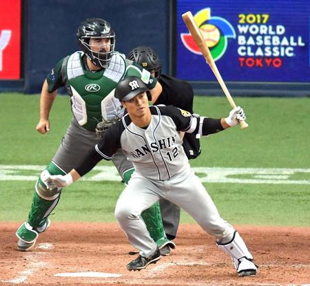 ４回、適時打を放つ坂本（撮影・飯室逸平）