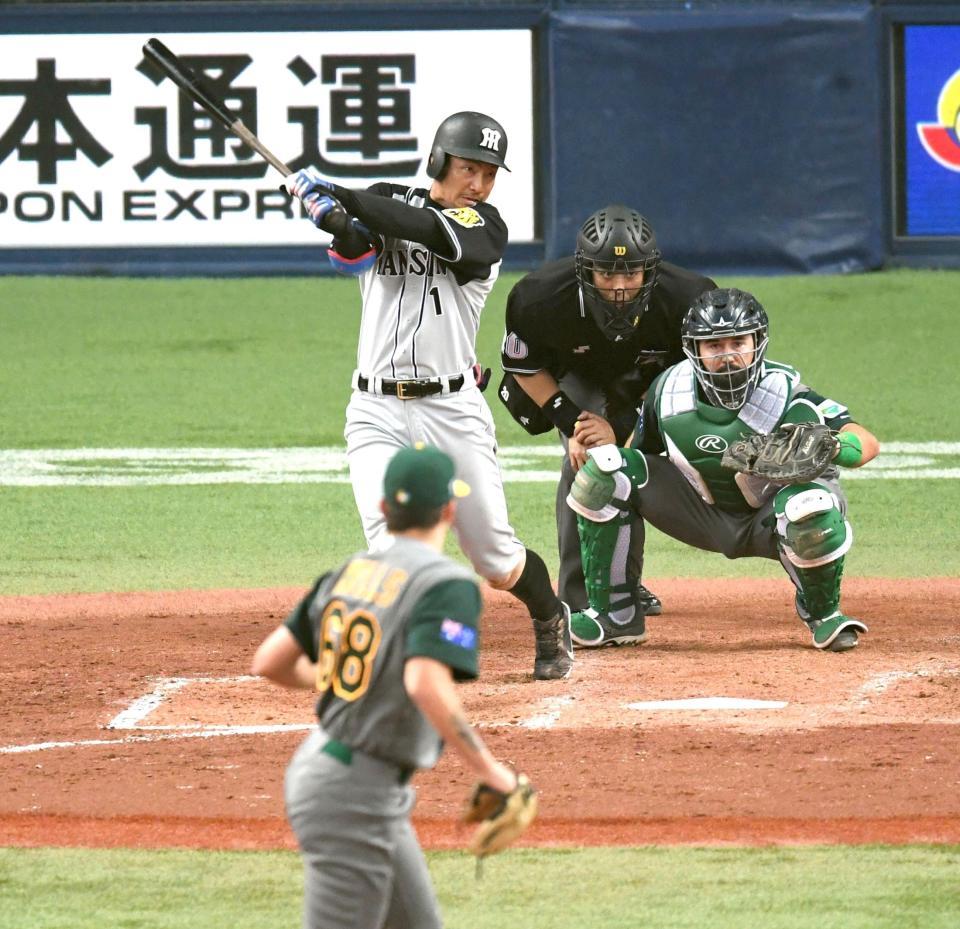 ５回、二塁打を放つ鳥谷（撮影・飯室逸平）