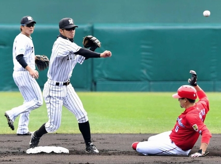 ２回、併殺プレーで二塁ベースカバーに入る鳥谷（左から２人目）＝甲子園