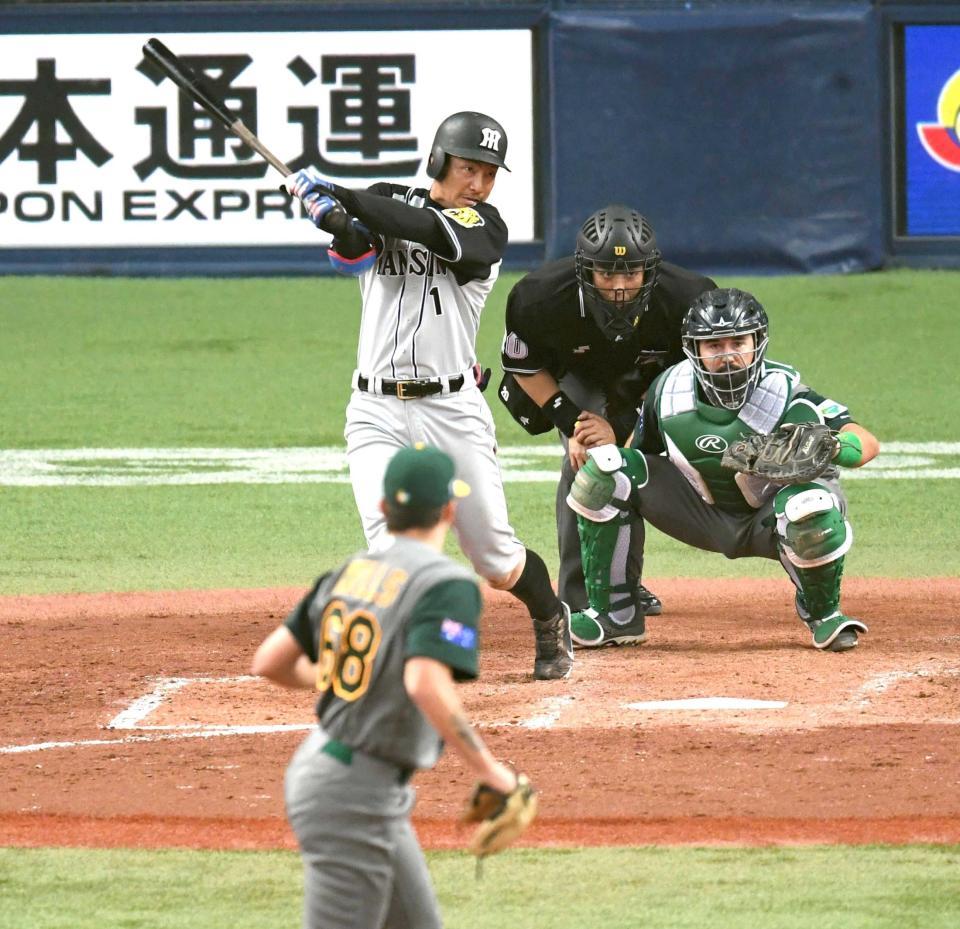 　５回、二塁打を放つ鳥谷（撮影・飯室逸平）