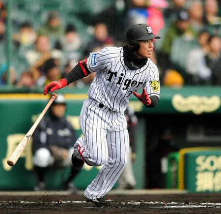 １回、中前に二塁打を放つ阪神・糸原健斗＝甲子園（撮影・北村雅宏）