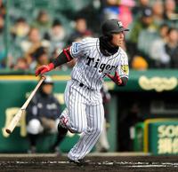１回、中前に二塁打を放つ阪神・糸原健斗＝甲子園（撮影・北村雅宏）