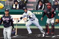 １回阪神、１死一、三塁、中前に先制適時打を放つ阪神・原口文仁＝甲子園（撮影・飯室逸平）