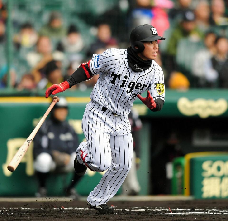 １回、中前に二塁打を放つ阪神・糸原健斗＝甲子園（撮影・北村雅宏）