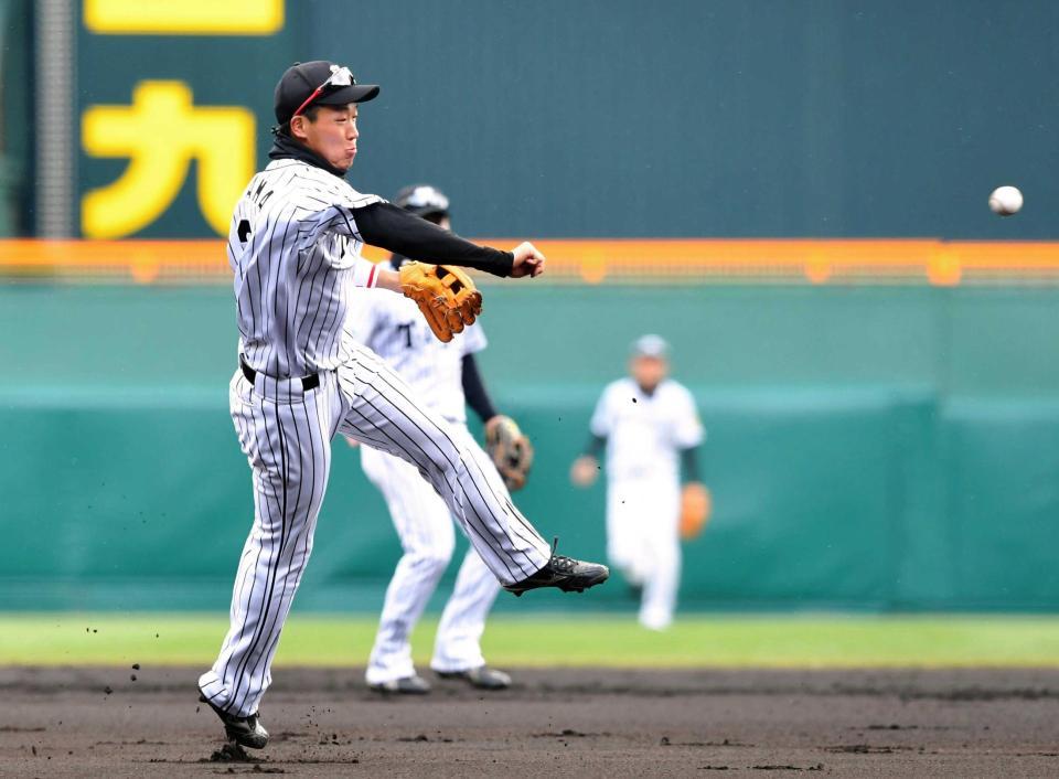 　２回、青柳がはじいた鈴木の打球を一塁に送球する大山（撮影・高部洋祐）　