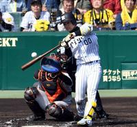 ２回、左線へ二塁打を放つ上本