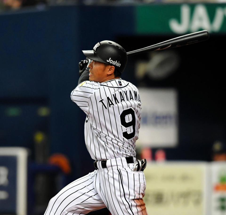 ２回阪神２死二塁、左中間に２ランを放つ阪神・高山俊＝京セラドーム（撮影・高部洋祐）