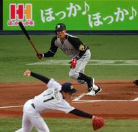 １回阪神２死、中前へ安打を放つ阪神・糸井。投手・オリックス・松葉＝京セラドーム大阪（撮影・田中太一）